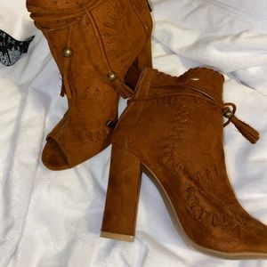 Super cute suede booties!